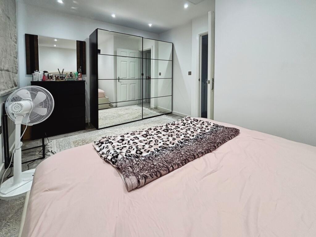 423016a7bedroom2032
