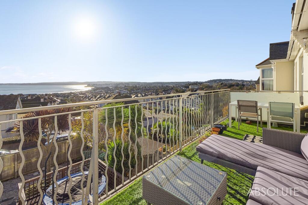 Balcony and sea view