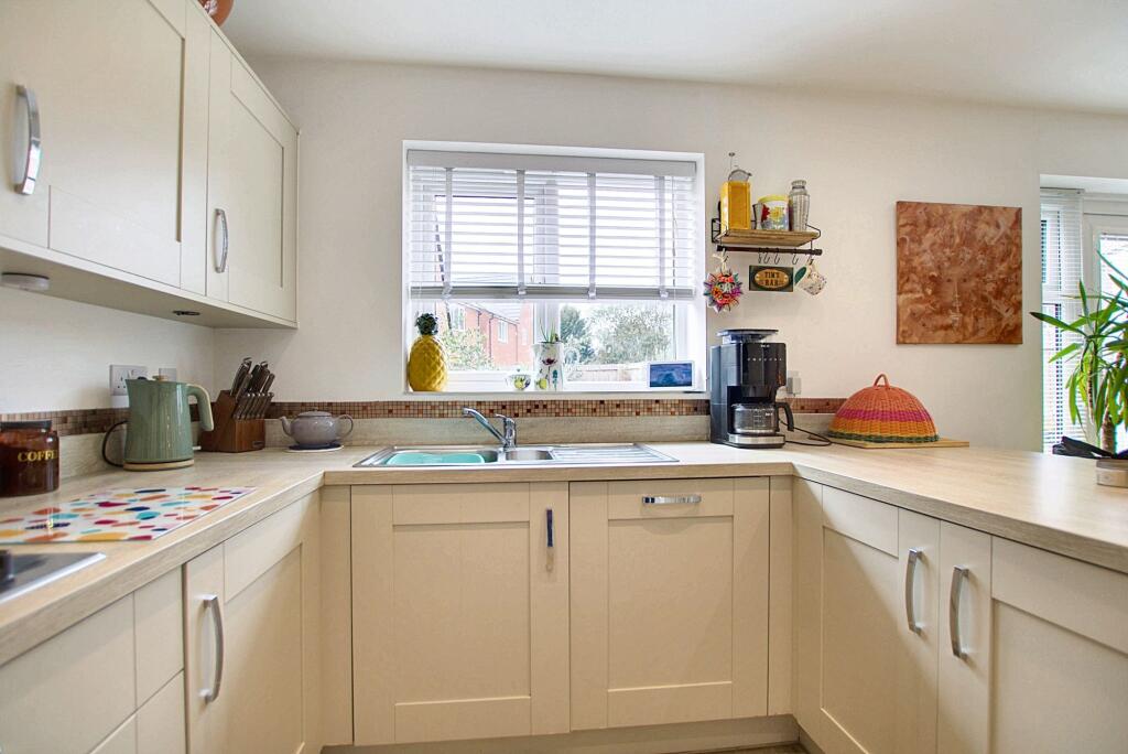 Modern Fitted Kitchen &amp; Dining Area