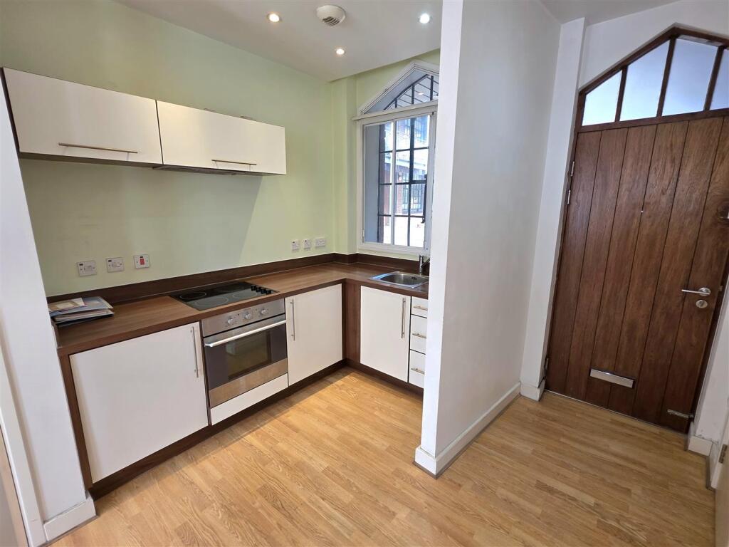 Kitchen/Entrance