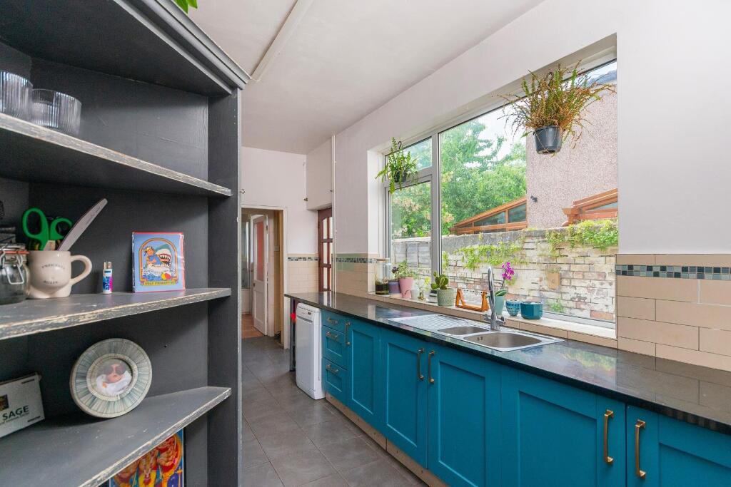 0C6REN - Kitchen B.jpg