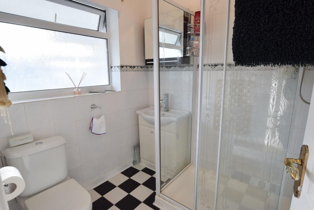 FAMILY SHOWER ROOM