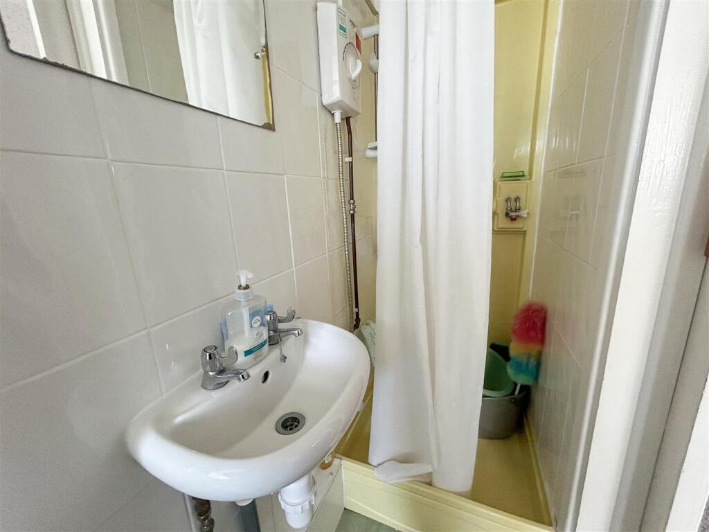 SHOWER ROOM &amp; W/C