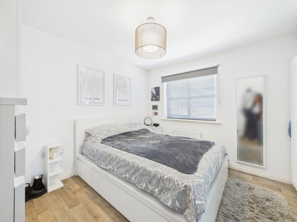 CAM03729G0-PR0071-STILL033