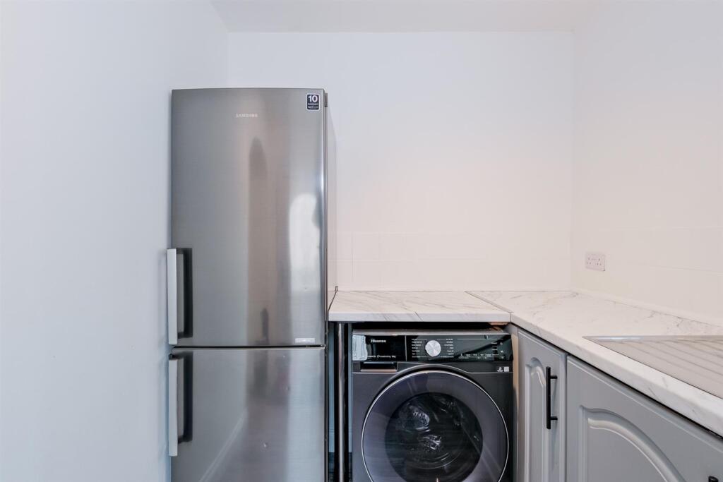 021-241 Dyfrig St, Shotts ML7 4BY.jpg