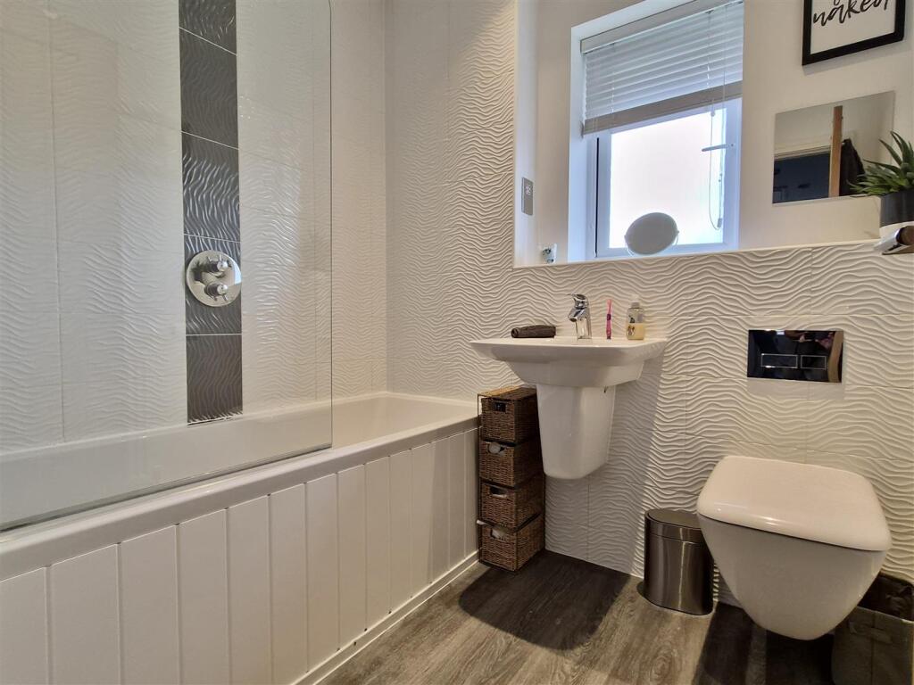 BATHROOM/WC