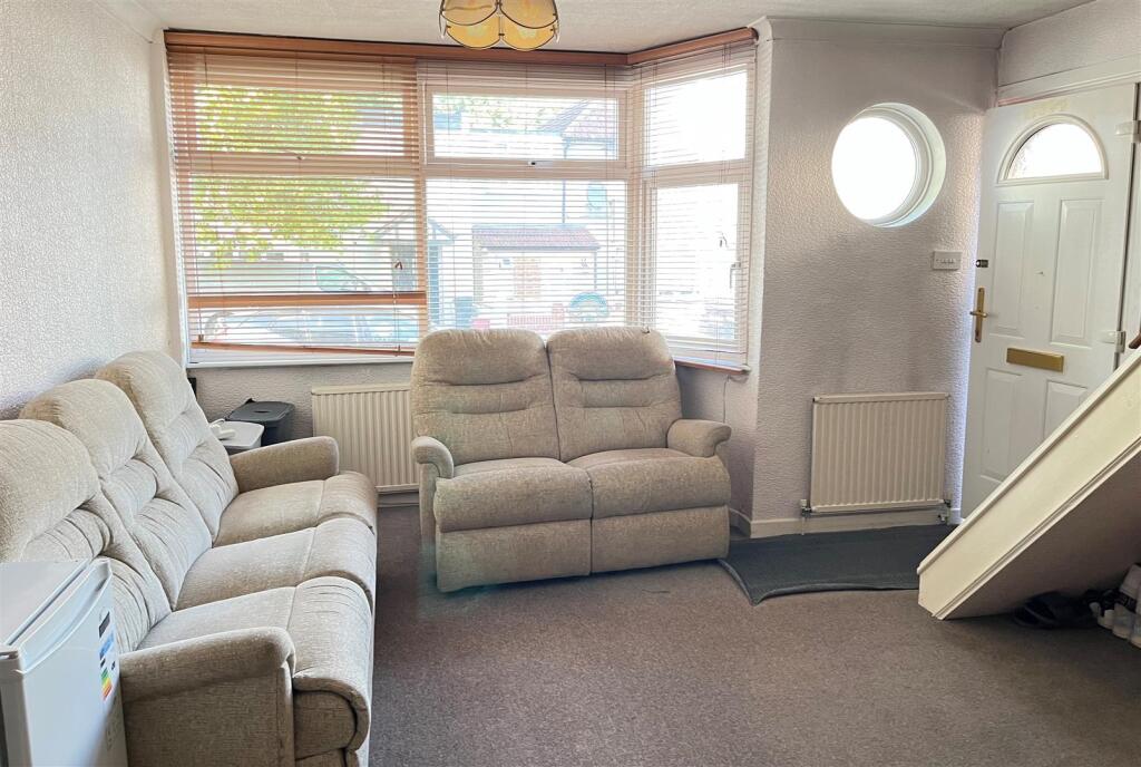 32 Saxon Road living room.jpg