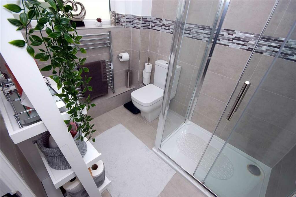 EN-SUITE SHOWER ROOM