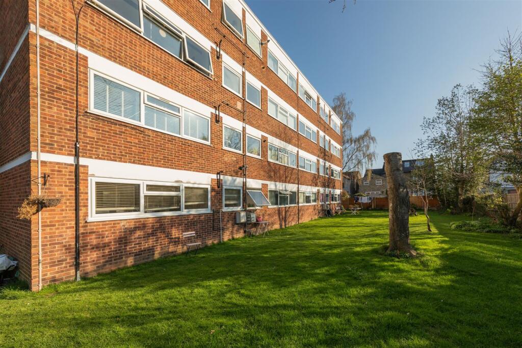 Lynwood Close, E18