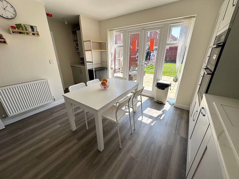 Kitchen/ Dining Room