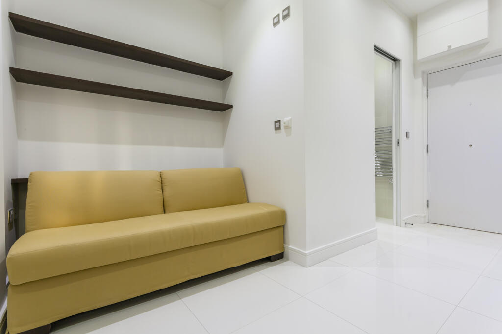 Living/sleeping area