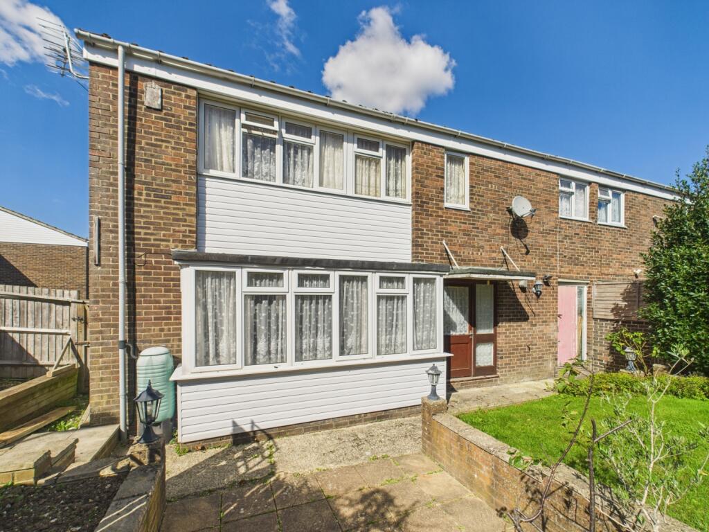 EweMove Basingstoke Estate Agents - Cleveland Clos