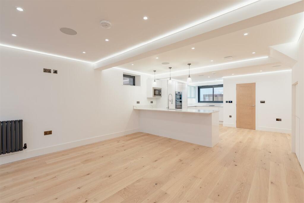Kitchen/ Dining