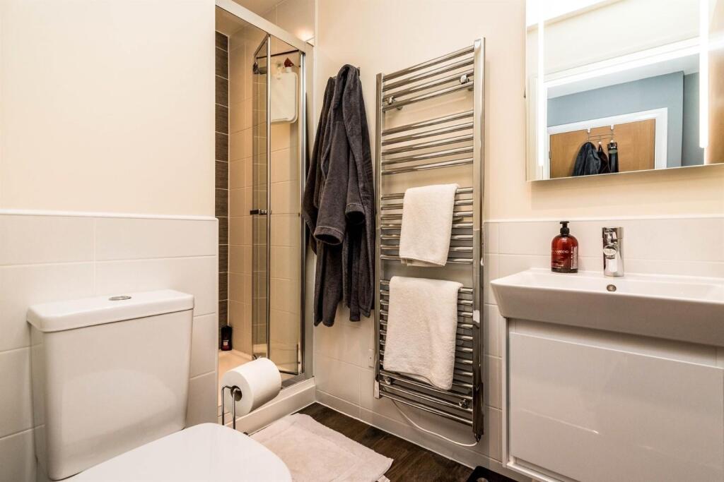 Chantry - ensuite.jpg