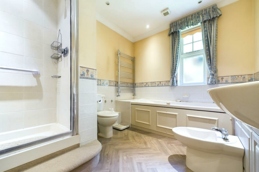 En Suite 2nd Shot.png