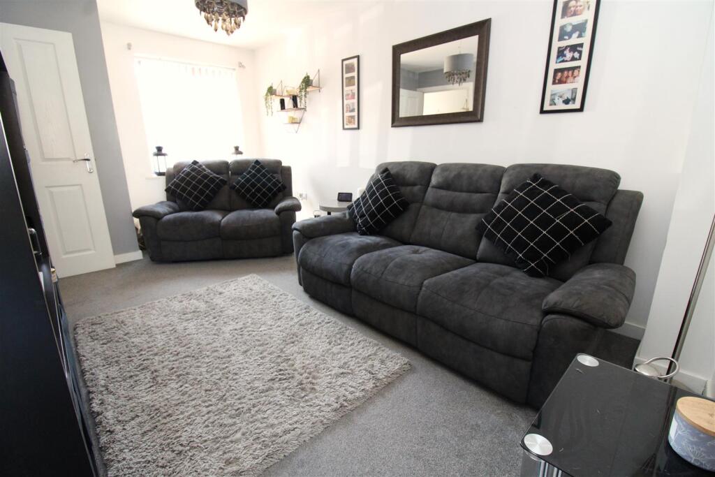 Lounge 2.JPG