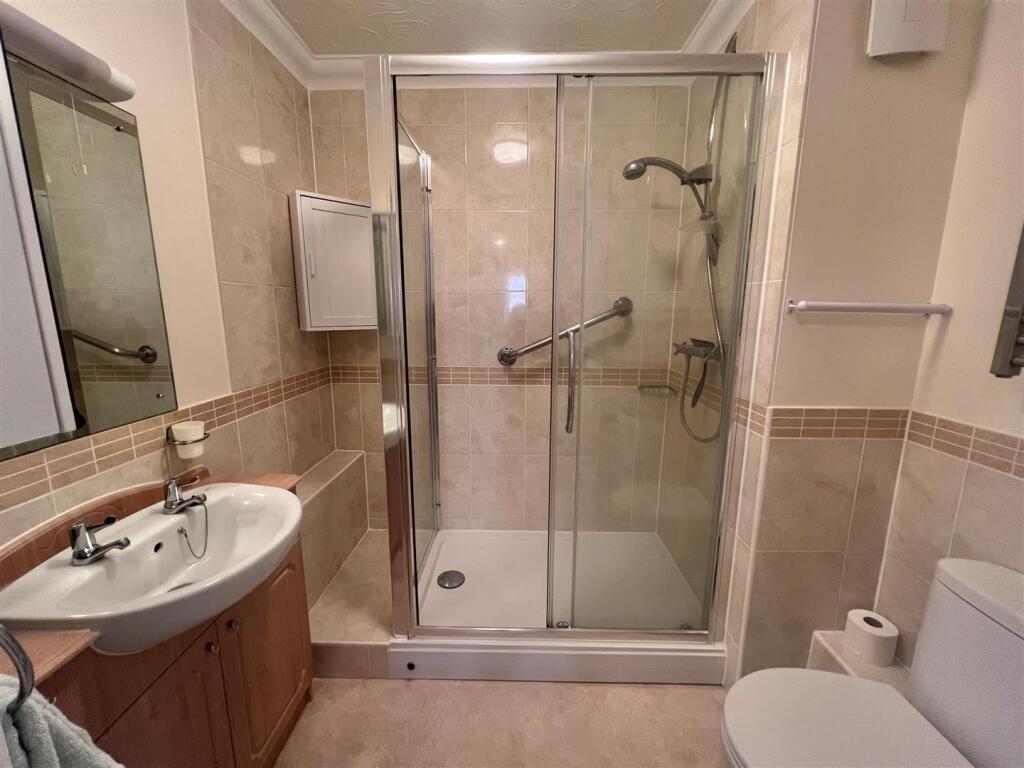 Shower room 1.jpg