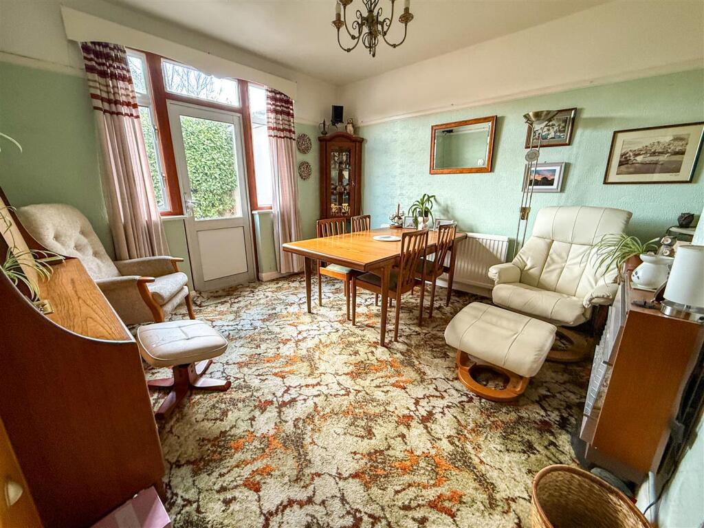 DINING/SITTING ROOM
