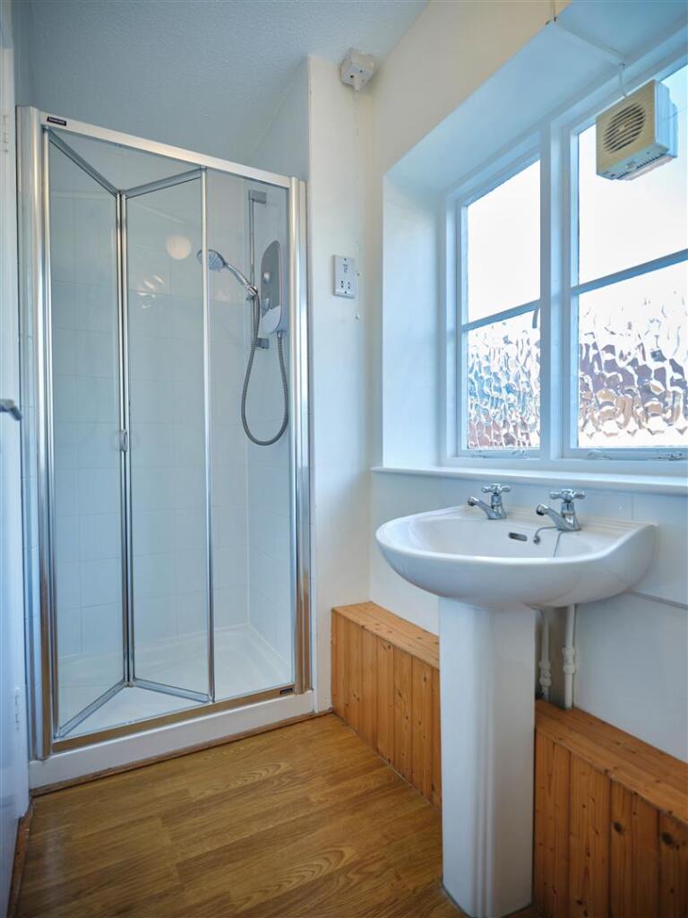 Lower Bathroom 3.jpg