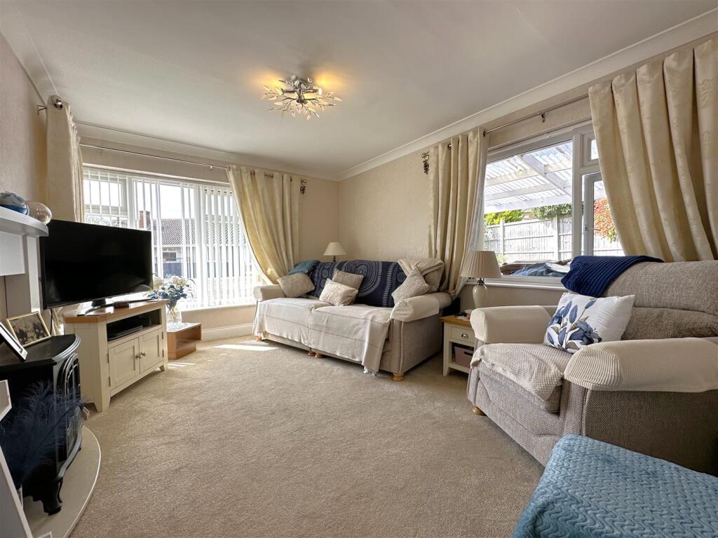 Dual-Aspect Living Room 654