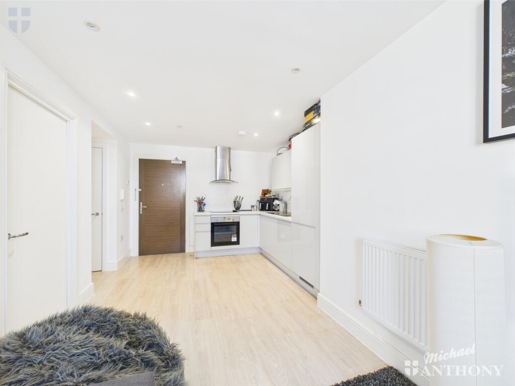 CAM03218G0-PR0660-STILL004