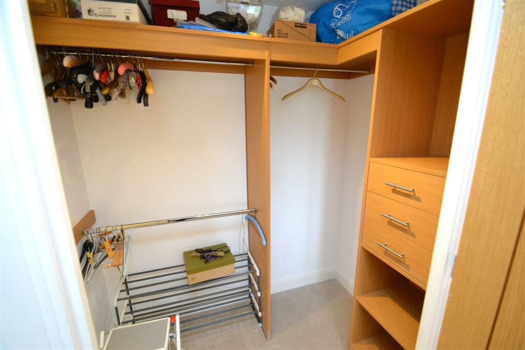 Walk-in Wardrobe.JPG