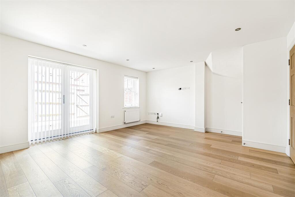 3 Chantry Lane, Towcester (24).JPG