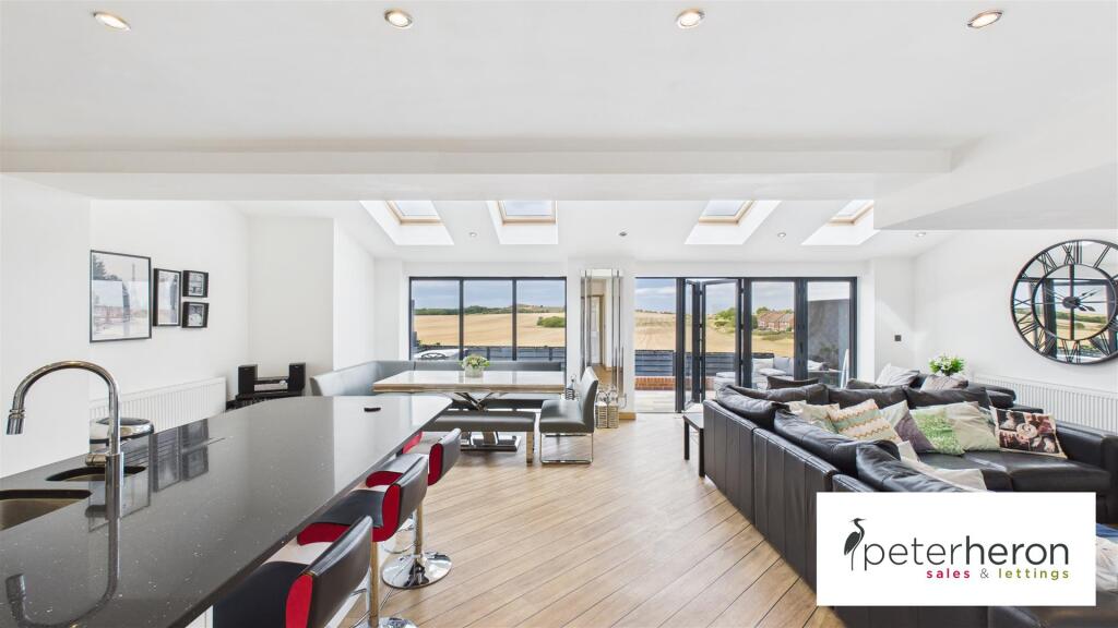 Open Plan Kitchen/Dining &amp; Family Area