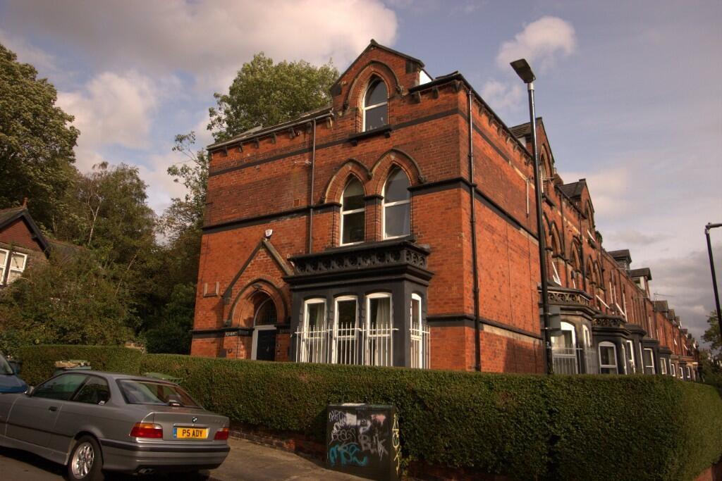 Charming traditional red brick terraced house w...