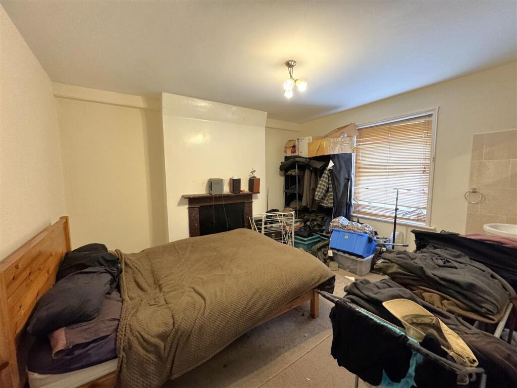 Flat 7 Bedroom.jpeg