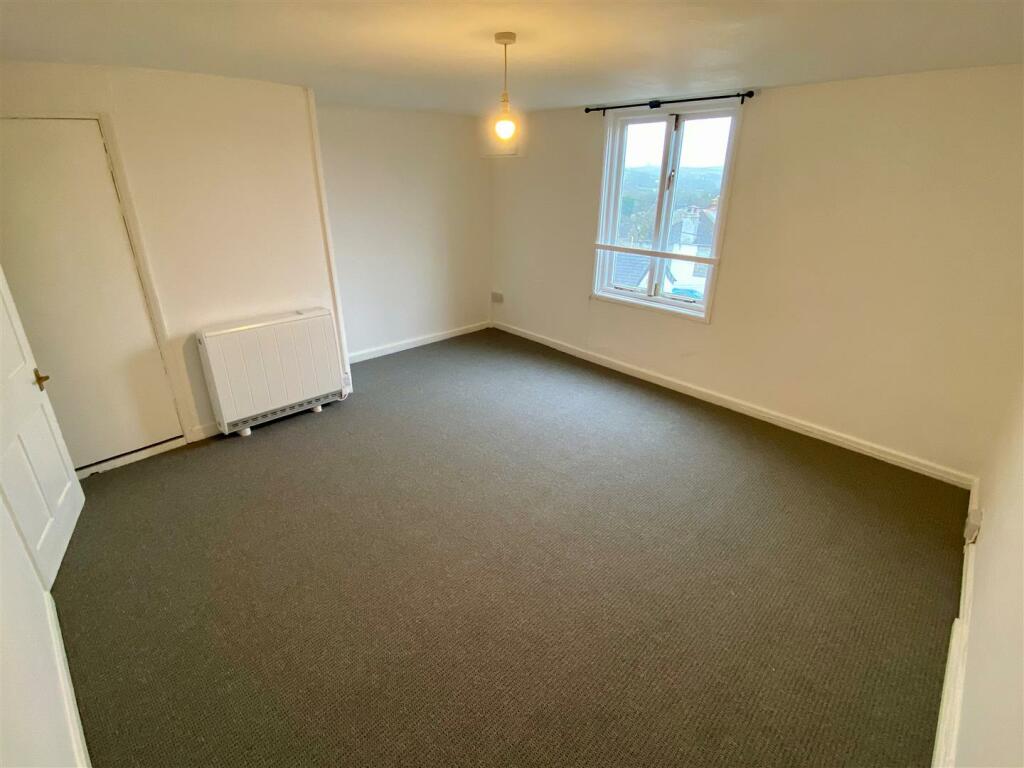 Flat 2, 5 Bank Street Lounge