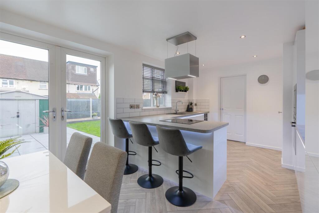 15 Turnberry Close-1.jpg