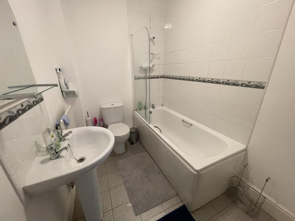 37dr.Bathroom.jpg