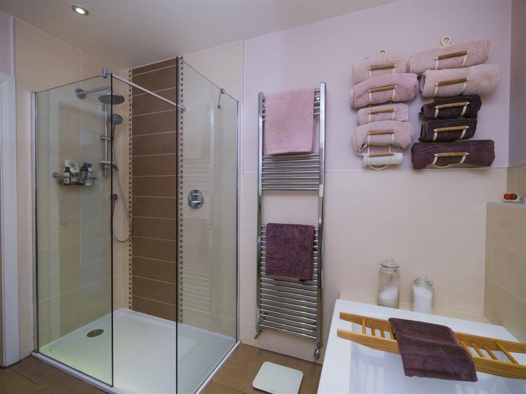 MASTER ENSUITE