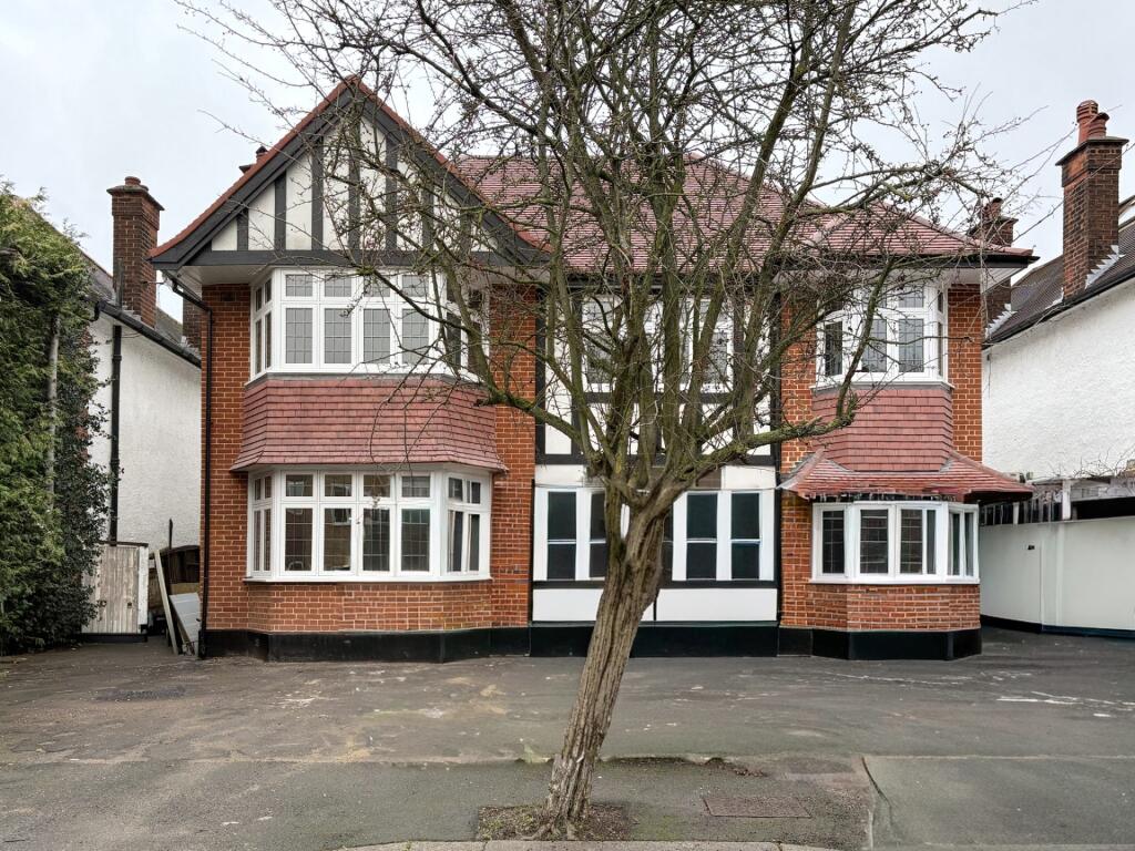 Attractive semi-detached house with classic bay...