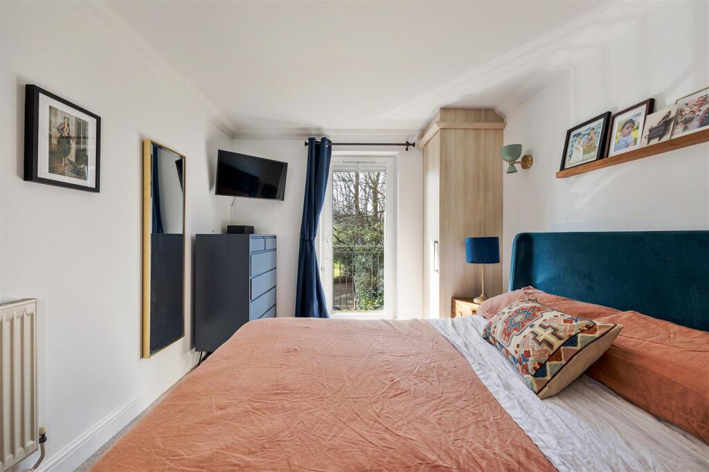 Churchfields, E18