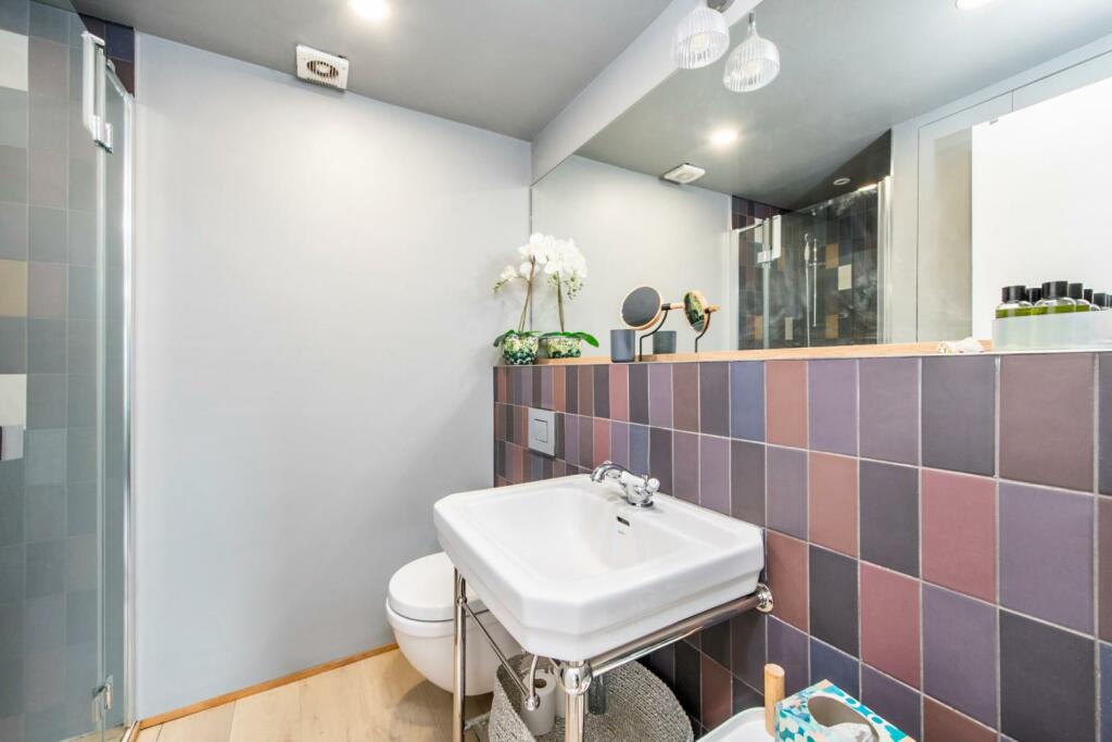BATHROOM 2.jpg