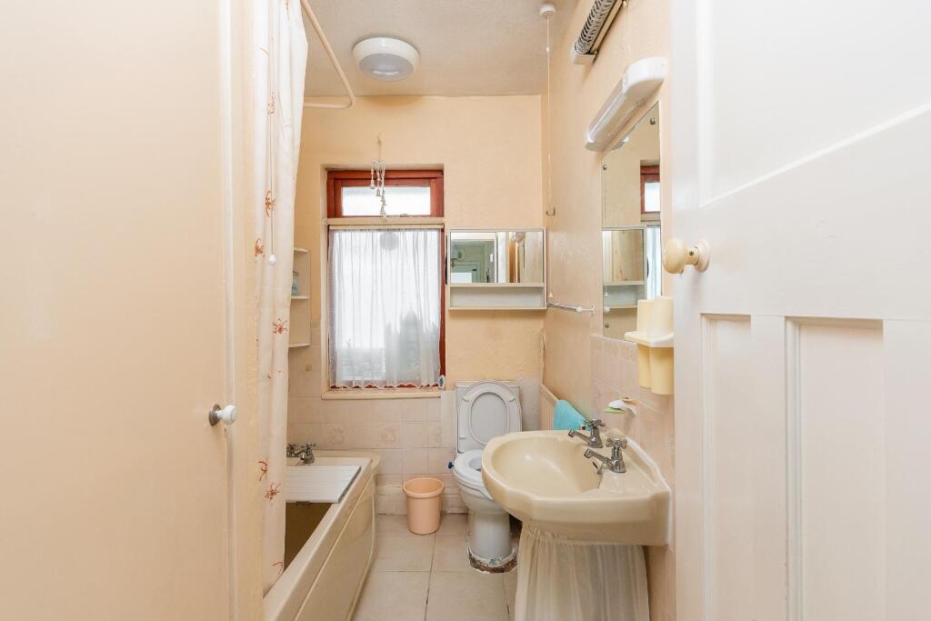 0C5RWH - Bathroom A.jpg