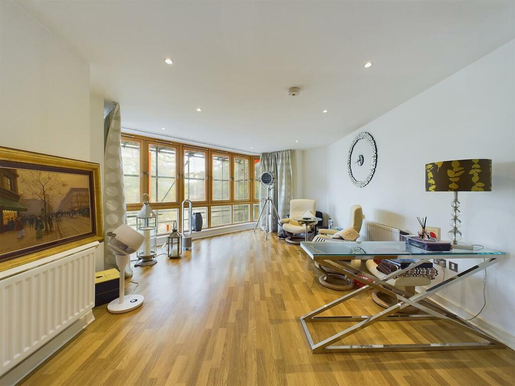 13 - Harbourside Flat for Auction, Bristol.jpg