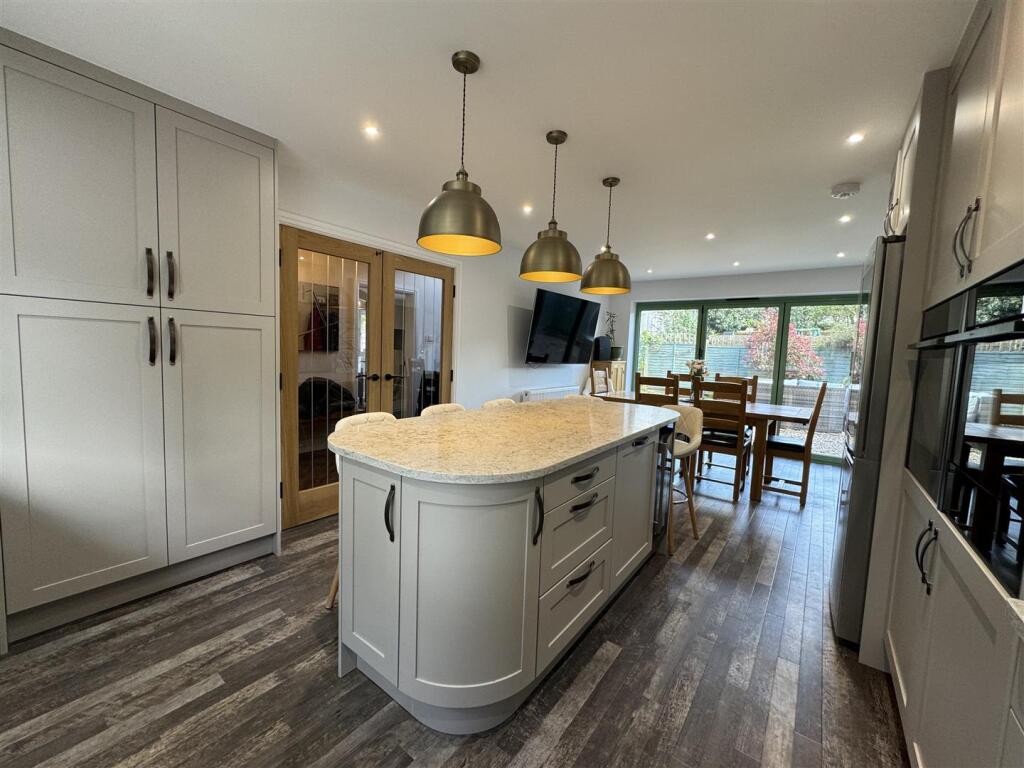 OPEN PLAN FAMILY KITCHEN