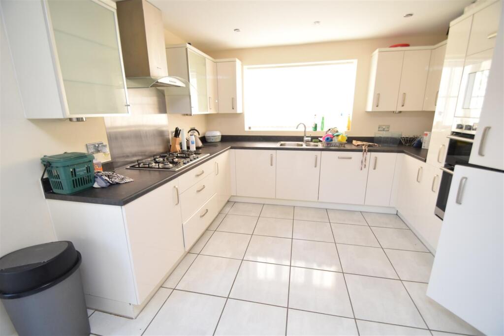 23 Hornbeam Kitchen .JPG