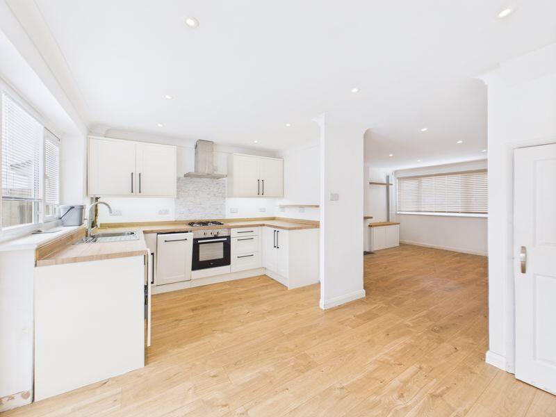 kitchen/dining area to lounge