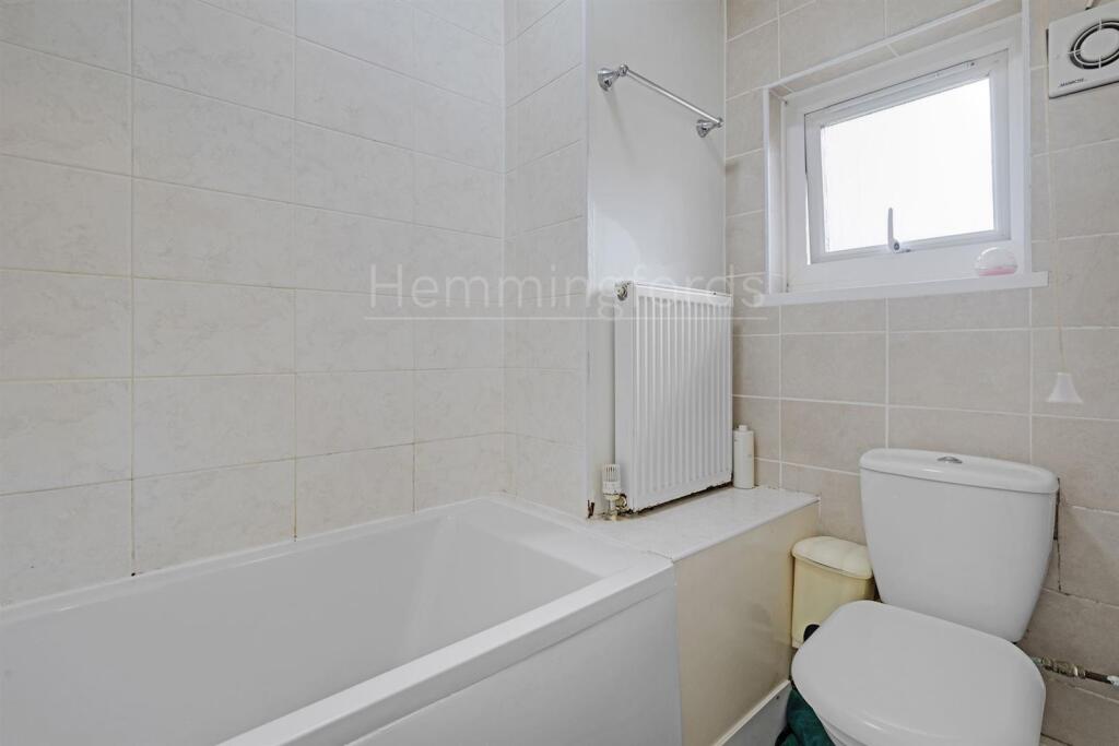 08-029284044-HMF-JJ-Hemsworth Court-8-medium.jpg