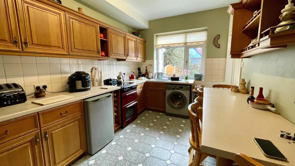 KITCHEN/BREAKFAST BAR