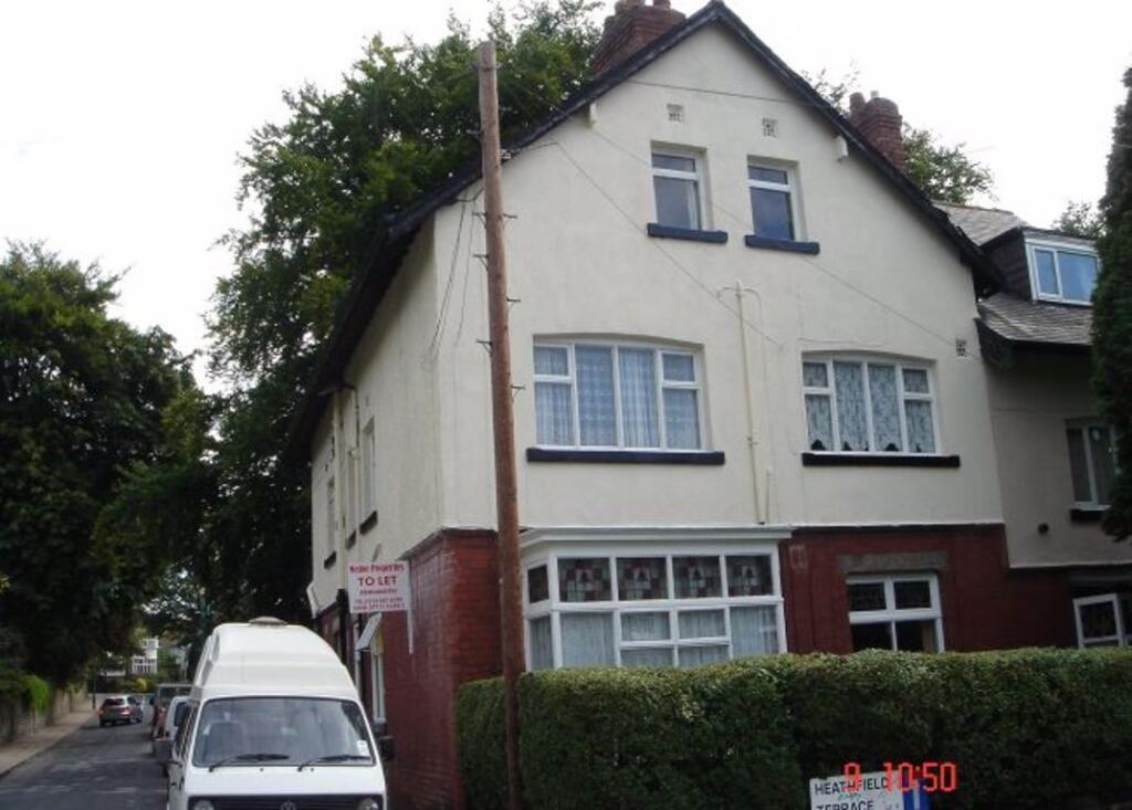 Well-presented terraced/semi-detached house wit...