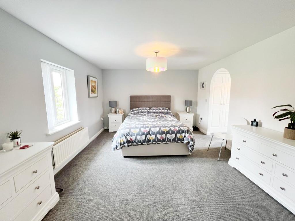 Bedroom 1 pic 1.jpg