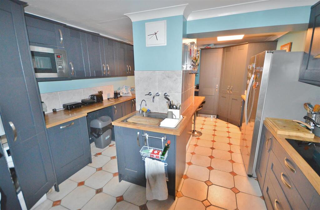 KITCHEN BREAKFAST ROOM