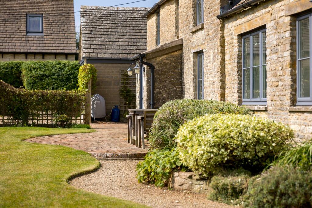 45 - 3 Itlay - GL7 7HZ - Web.jpg