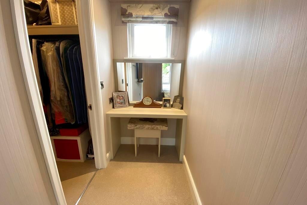 Dresser Unit