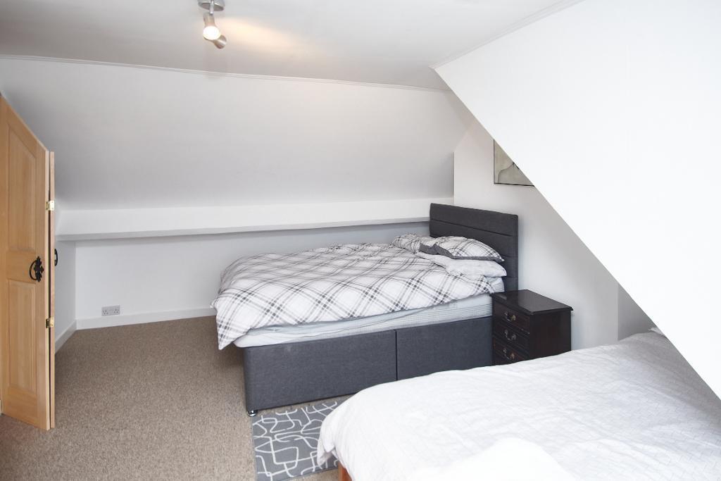 Bedroom 1 - pic 2